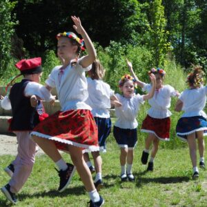 Żywym tańcem dzieci na dobre rozruszały festyn